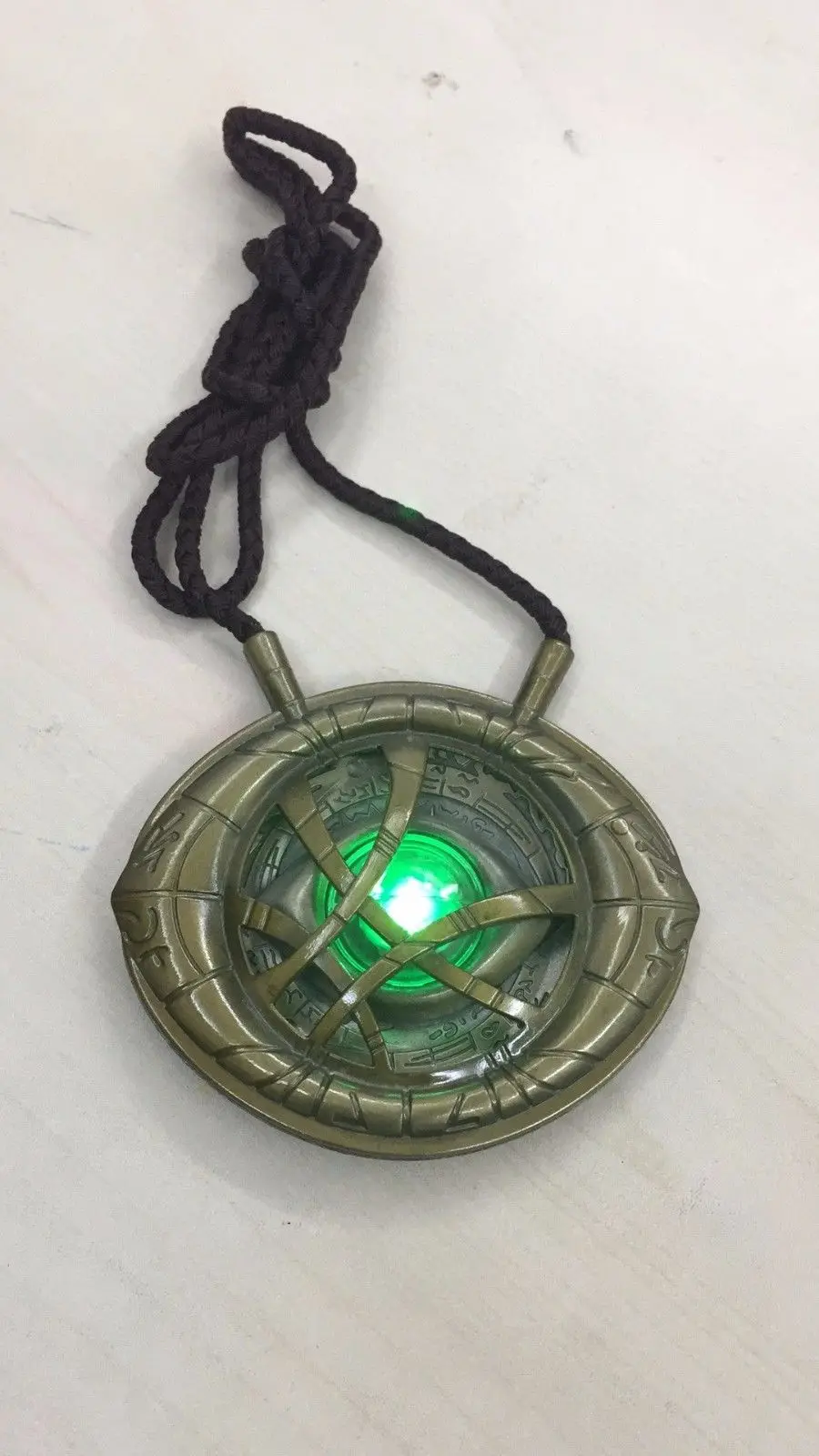 CATTOYS 1/1 Dr Доктор Стрэндж глаз Agamotto амулет кулон Цепочки и ожерелья светодиодный свет