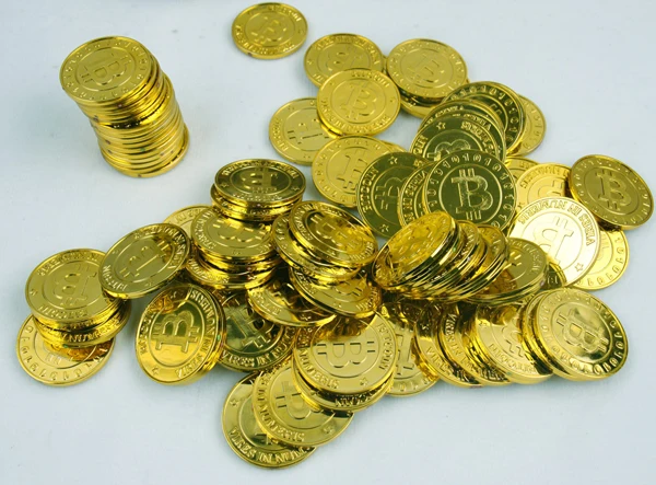 50pcs plastic Bitcoin BTC coin gold pirate treasure gold coins props toy for Halloween birthday party cosplay kids favors prizes movie john wick continental hotel gold coin collecting coins cosplay props high quality commemorative accessorie