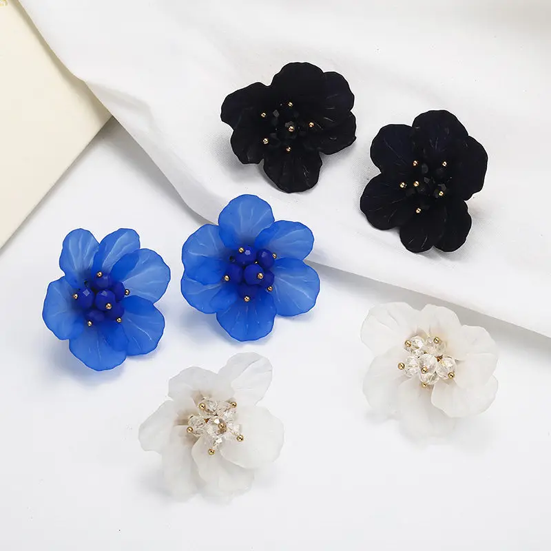 Новинка, женские маленькие серьги с цветами из смолы, модные серьги с черными и синими цветами, подарочный набор украшений для ушей