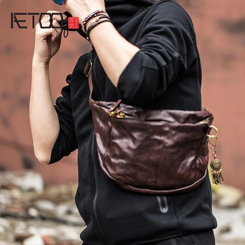 

AETOO Vintage Handbag Large Capacity Shoulder Messenger Bag Men's Leather Chest Baotou Layer Leather Personality Tide Brand Wais