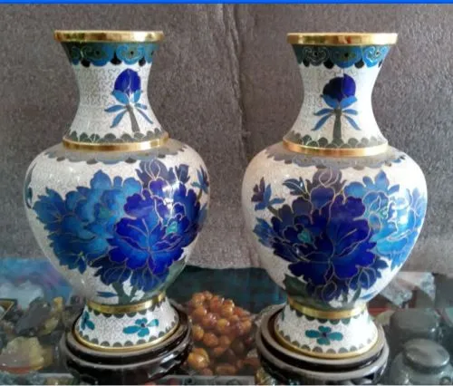 

20 cm */ Collecting Chinese cloisonne carved with phnom penh, a pair of copper vases.