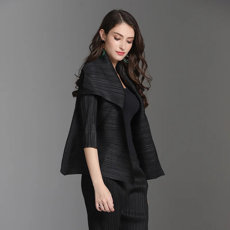 

Plus Size Jackets Women 2018 Autumn Winter New Miyake Pleated Basic Solid Color Loose Lapel Short Small Jacket For Women 45-75kg