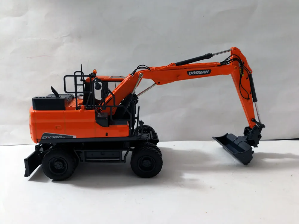 UH-8134 1:50 Doosan DX160w колесный экскаватор