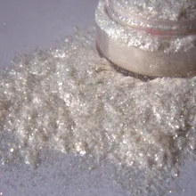 Очень красивый белый цвет отражающий свет во многих цветах натуральный рассыпчатый перламутровый пигмент