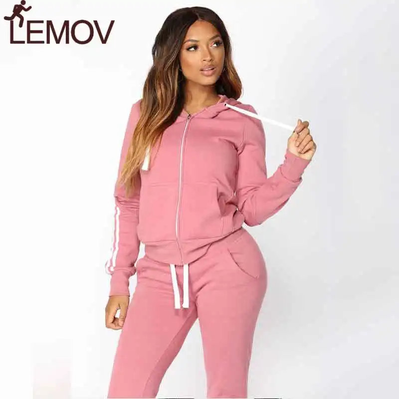 комбинезон женский спортивный на молнии. девушка в спортивном костюме. костюмы на молнии женские. женский спортивный костюм с молниями на брюках. спортивная кофта с капюшоном.