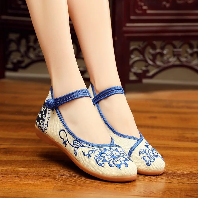 

Flats 2018 autumn new mother shoes low to help cloth shoes women's plate with national wind tendon bottom embroidered shoes