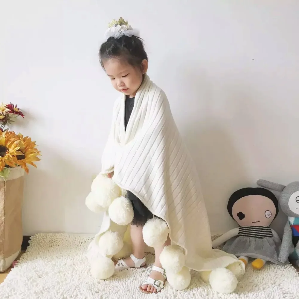Ins/Европейский стиль; хорошее качество; модное однотонное хлопковое вязаное Пеленальное Одеяло для новорожденных детей с шерстяным шариком