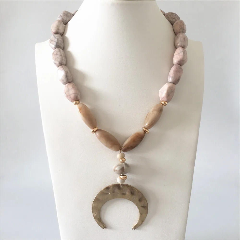 

BOHEMIAN MATT GOLD OR SILVER COLOR PLATING MARBLE STONE EFFECT HORN CHARM NECKLACE