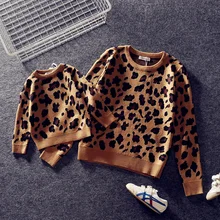 Осенние одинаковые свитера для всей семьи одежда с леопардовым принтом «Мама и я» Одежда для мамы и сына рубашки с длинными рукавами для мамы, папы и ребенка