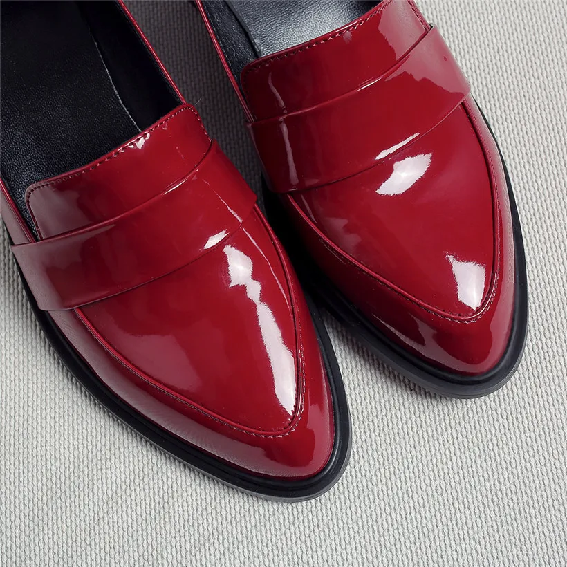 Классические женские лоферы из красной лакированной кожи; повседневные офисные туфли-оксфорды с острым носком на плоской подошве в британском стиле; модельные туфли без застежки