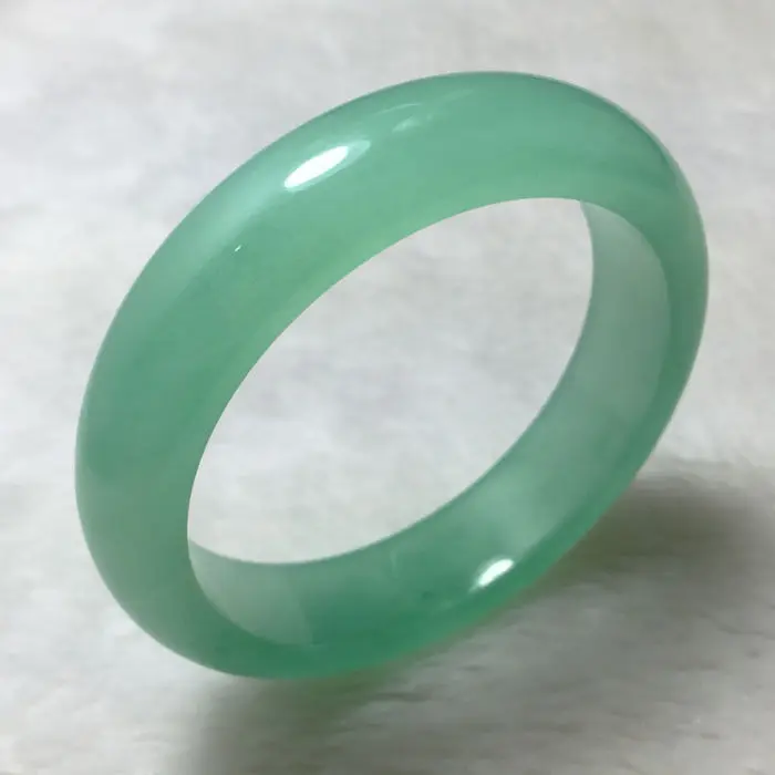 

0066 Beautiful Emerald Green Nephrite Jade Bangle Bracelet