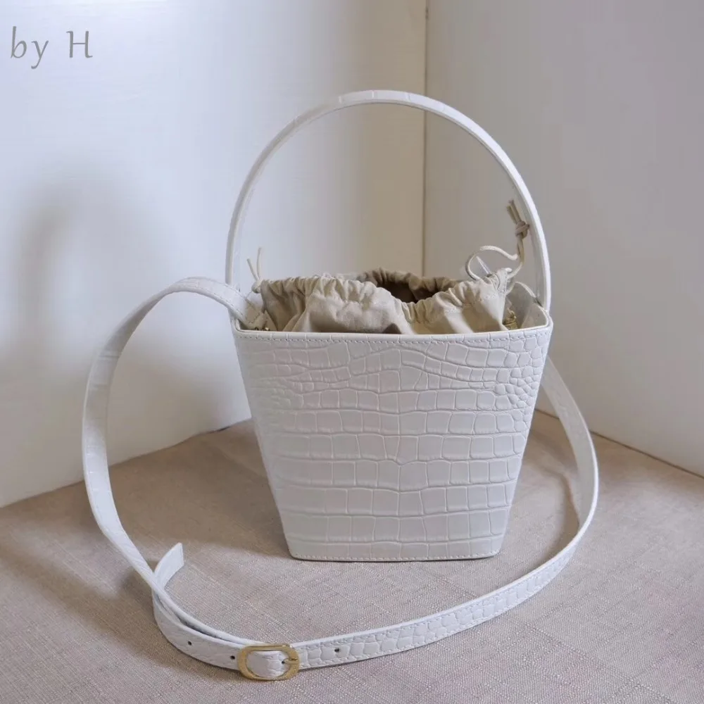 by H effortless chic designers luxury bucket bag white handbags Trapezoidal bag shoulder bags alligator embossed totes girl bags
by H effortless chic designers luxury bucket bag white handbags Trapezoidal bag shoulder bags alligator embossed totes girl bags