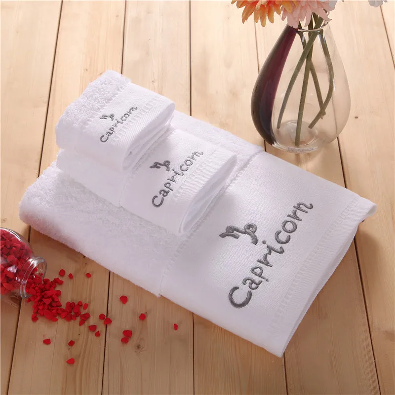 Set Toalla blanca 100% algodón con monograma Capricornio bordado playa