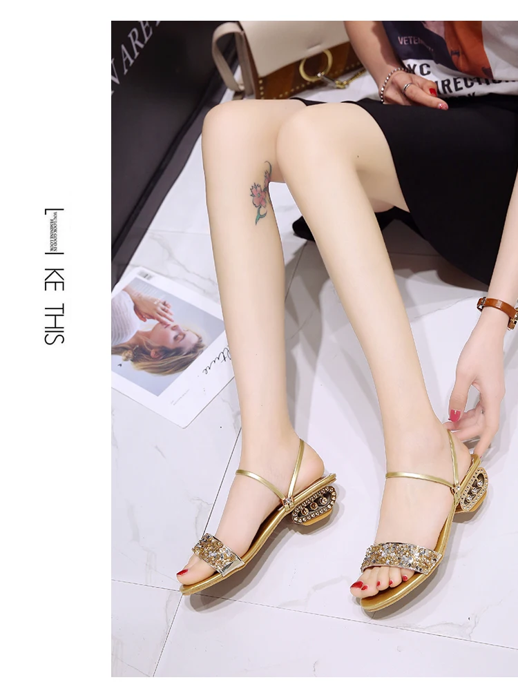 Женские босоножки; милые элегантные шикарные туфли на среднем каблуке; сезон лето; простая Универсальная женская уличная обувь в Корейском стиле; модная обувь для отдыха