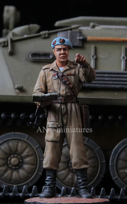 

1/35 Soviet Airborne Officer in Prague, Resin Model Soldier figure GK, Military theme, Unassembled and unpainted kit