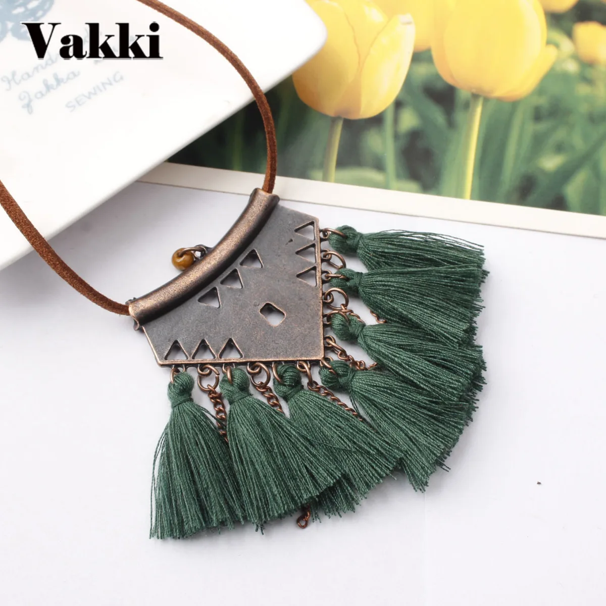 

2018 Vintage Gold Tassels Chain Pendant Necklace Fashion Romantic Red White Pink Sweater Chain Necklace For Woman Jewelry