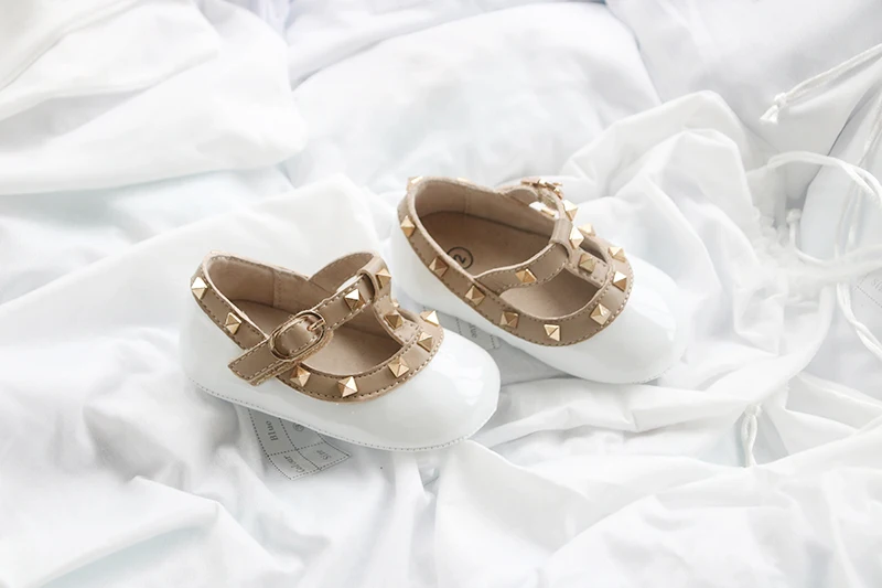 Милые! Детская обувь на шпильке; обувь для новорожденных; обувь для маленьких девочек; обувь из натуральной кожи с заклепками для малышей 3-18 месяцев; обувь ярких цветов