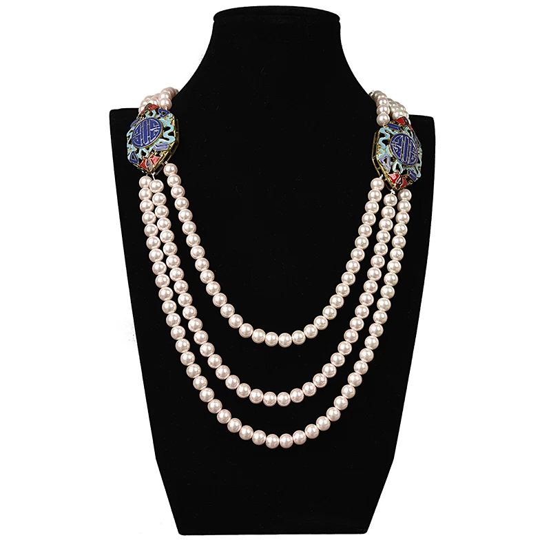 

3 rows deep white multi-layer with the retro design Synthesis pearl necklace with round hook, beautiful and elegant