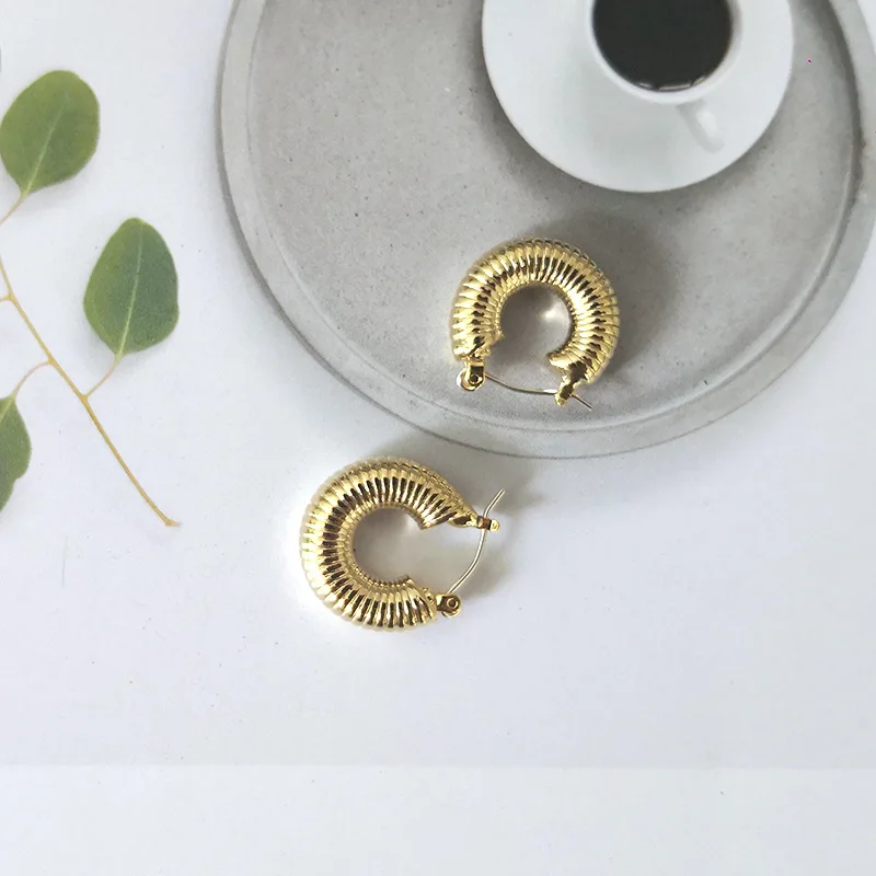 HUANZHI, лаконичные геометрические латунные серьги с винтовым узором, золотые металлические Винтажные серьги-кольца для женщин и девушек, подарок на свадьбу, вечерние ювелирные изделия