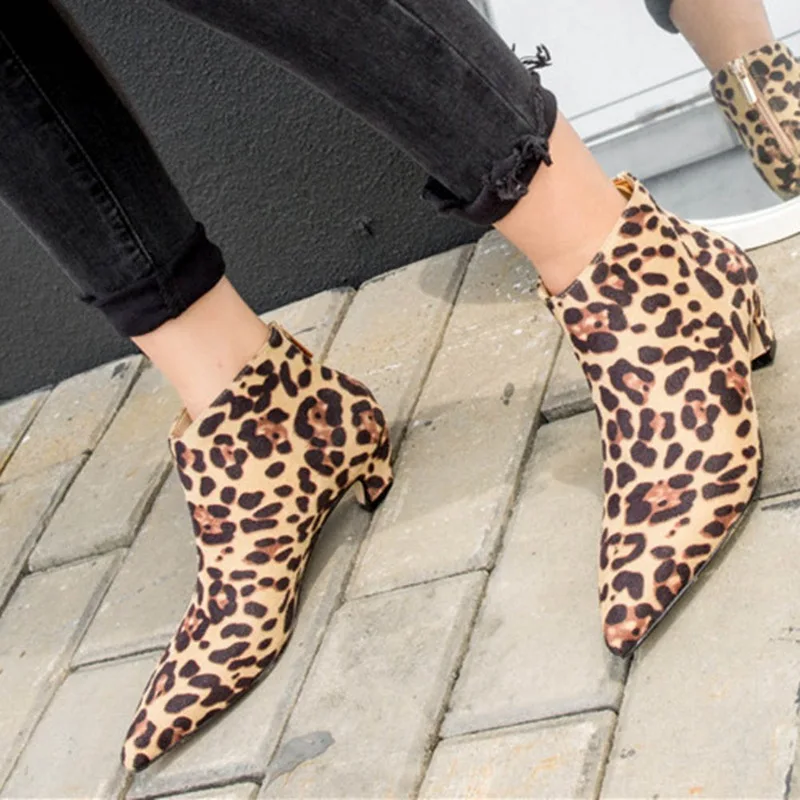 Женская обувь; модные летние шлепанцы на среднем каблуке с леопардовым принтом; женская обувь с острым носком; женские сандалии для вечеринок - Цвет: LEO