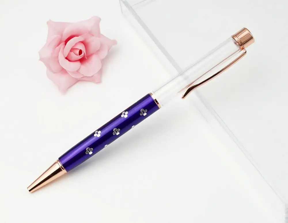 Заполняемая ручка. Инсулин ручка худеть. Ручка прозрачная. Рука с ручкой. Человек подписывает бумаги.