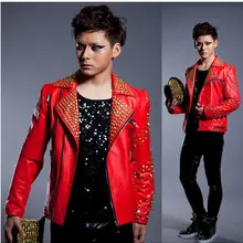 Цвета: красный, черный; модные с заклепками в стиле «панк» Мотоциклы pu куртка из искусственной кожи для мужчин певица 1 мужские кожаные куртки и пальто адаптируемые под требования заказчика