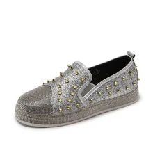 Весенне-осенняя модная Новая женская обувь на плоской подошве с заклепка из горного хрусталя Удобная Повседневная нескользящая обувь на толстой подошве для студентов лоферы