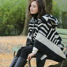 European and American translator Yang Mi winter star with a black and white cashmere scarf shawl geometric split Cloak