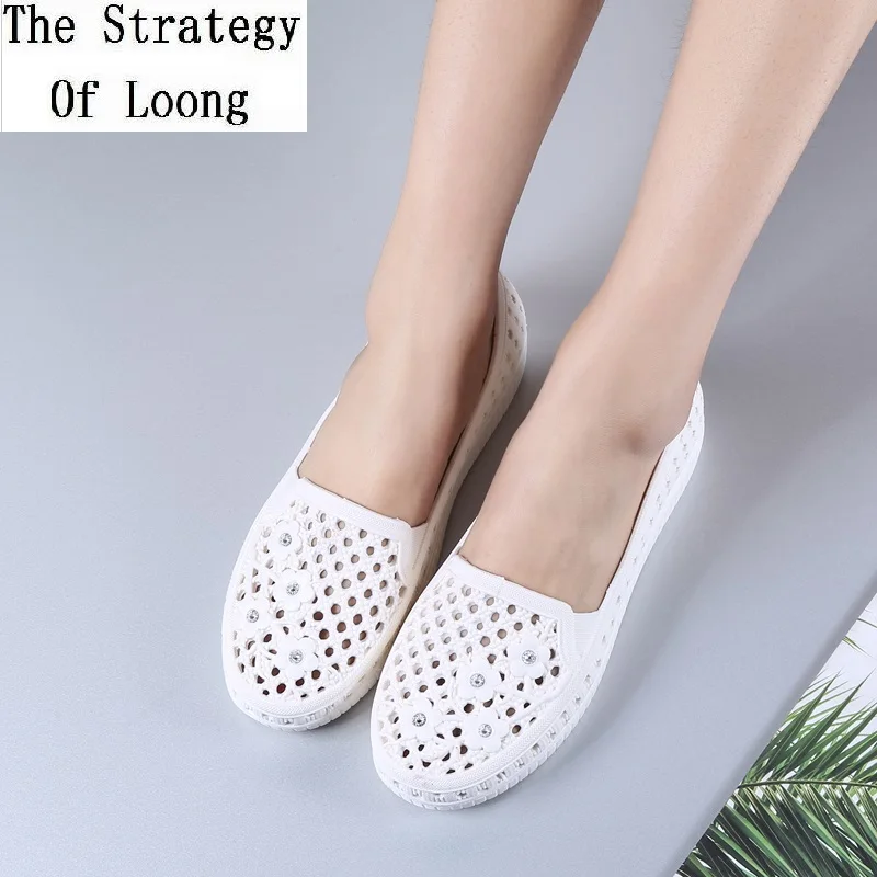 

2019 New Summer Casual Doug Women Jelly Shoes Breathable Hollow Flowers Slip Flat Heels Antiskid Soft Sole Women Sandals
