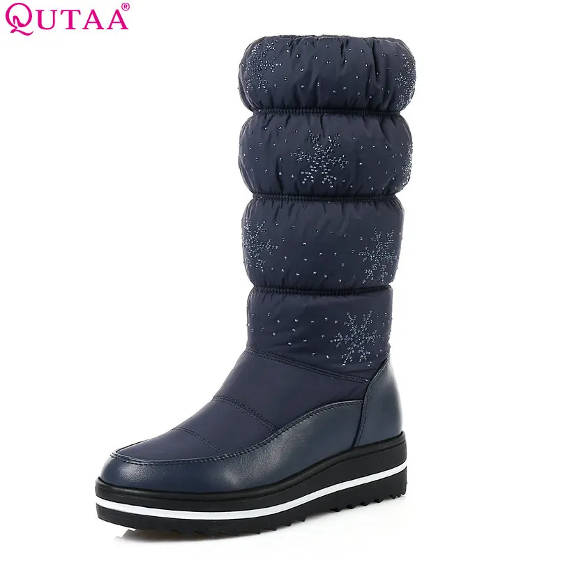 QUTAA/ г. Женские ботинки до середины икры зимняя обувь на танкетке и среднем каблуке с круглым носком женские зимние сапоги со снежинками и эластичной лентой размеры 34-43