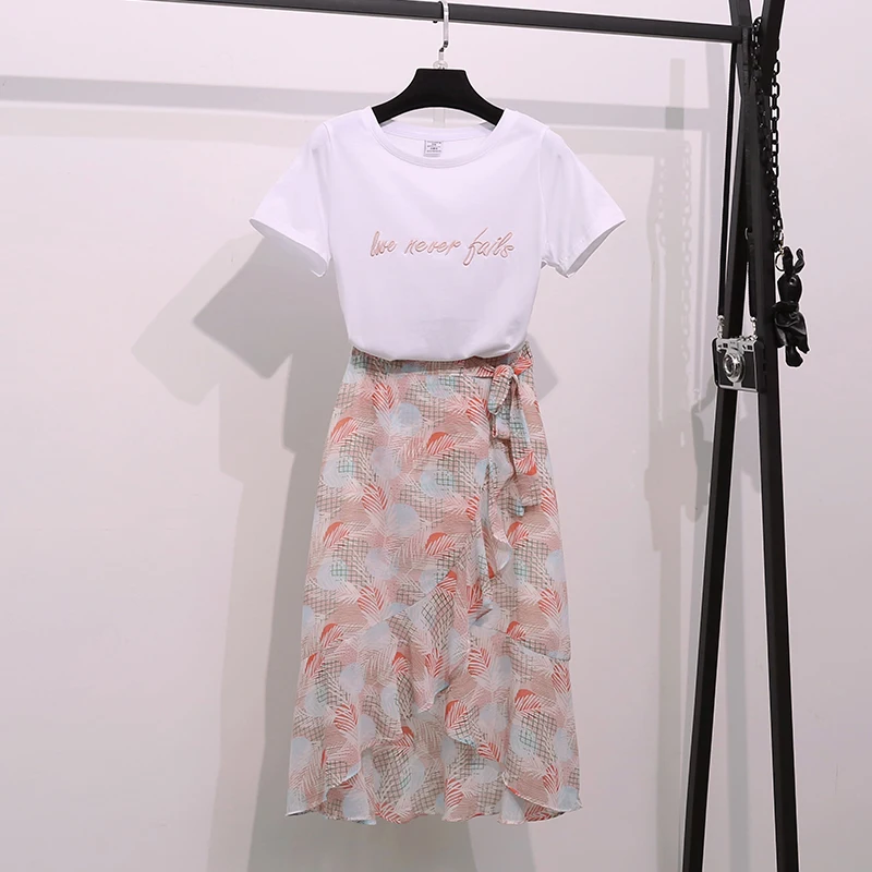 

2019 Summer Fashion Women's Letter T-shirt + Floral flouncing Skirts two-piece Sets Holiday Female Suits A1631