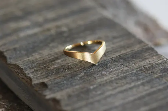 

1PCS Wide Band V Ring Chevron V Rings Stacking Wedding Band Rings Simple Geometric Curved Rings for Women Men Gifts