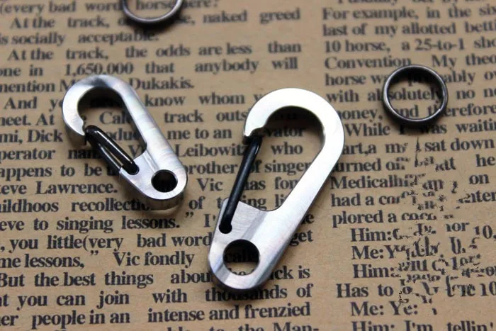 

Titanium Alloy Quick Hanging Carabiner Keychain Hanging Deduction Flashlight Buckle Tools
