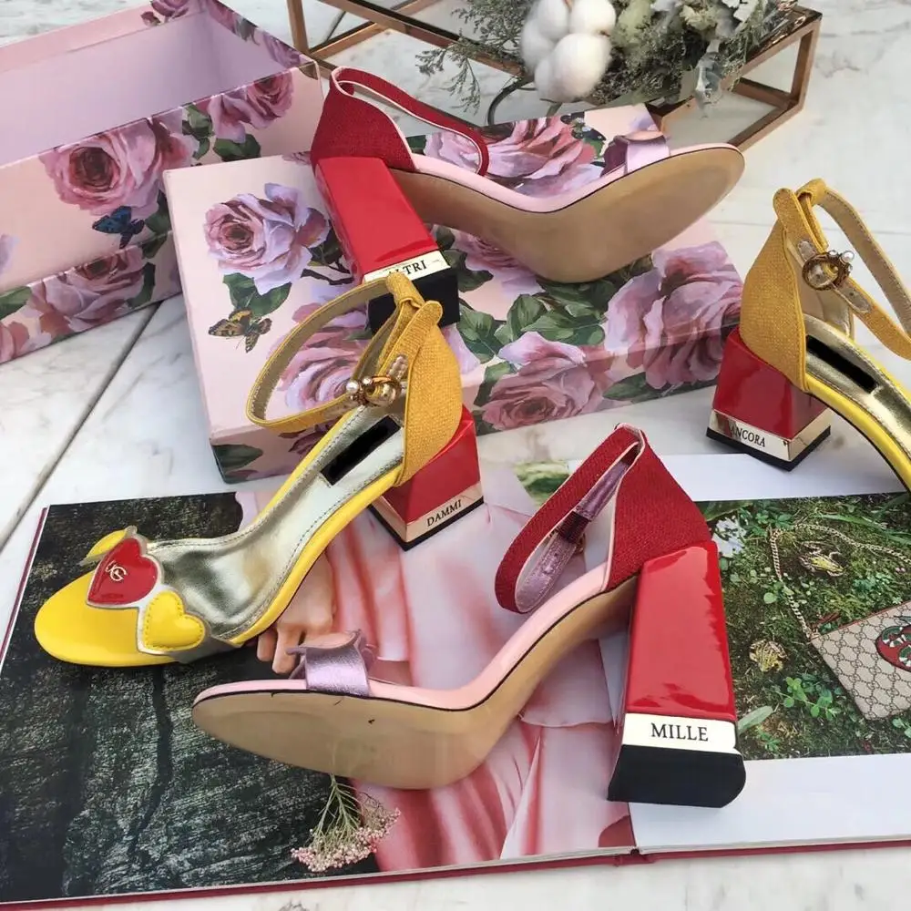 

Hot Sapato Feminino Cow Leather Sandals Woman High Square Heels Buckle Sandals Red Heart Mixed Color Shoes Woman Leather Sole