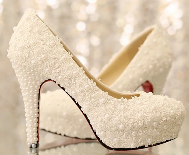 sapato de noiva com renda e perola