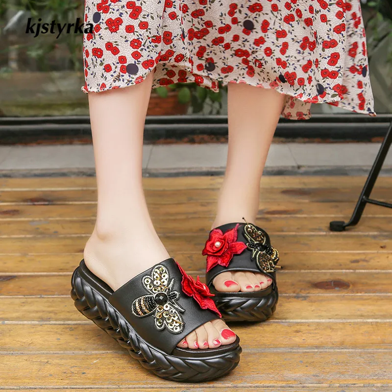 

kjstyrka 2018 zapatos mujer Brand designer Women Slippers Summer thick bottom flower bee walking shoes ladies Beach Slippers