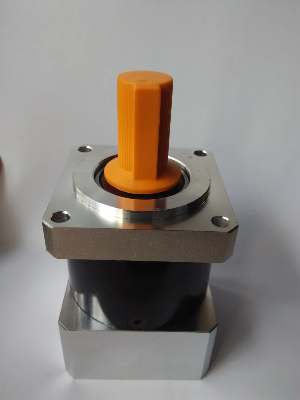 Планетарные коробки передач 3 x PLF60 standard precision10:1 и PLF80 стандартные прецизионные 5:1