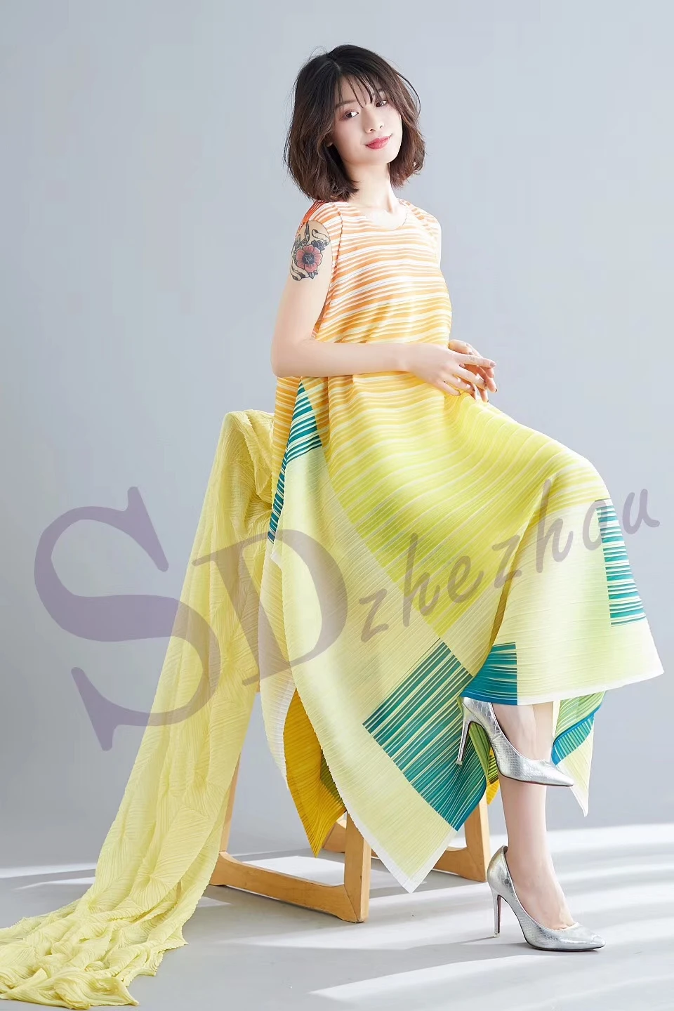 Miyake fold платье в полоску с круглым воротником без рукавов асимметричное платье доступно