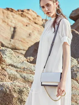 

SONG FRIEND The new 2019 vintage simple circle handbag is a cross-body women's bag with a small square of contrasting colors