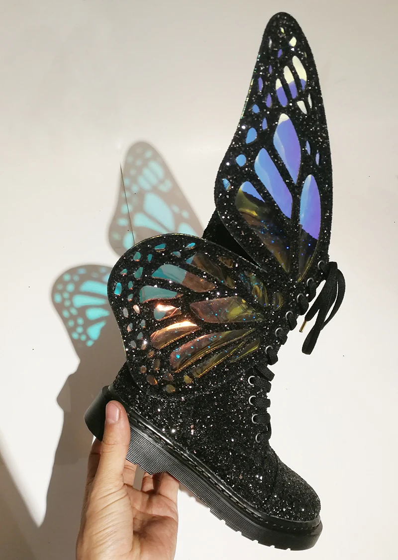 Модные крутые женские кроссовки в стиле панк с лазерным симфонием серебристого цвета, очень большие красивые кроссовки с крыльями бабочки на молнии, высокие кроссовки на плоской подошве, настоящая фотография