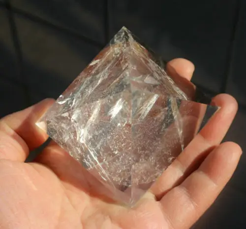 

2,4 "естественная прозрачная пирамида из кристалла кварца исцеления