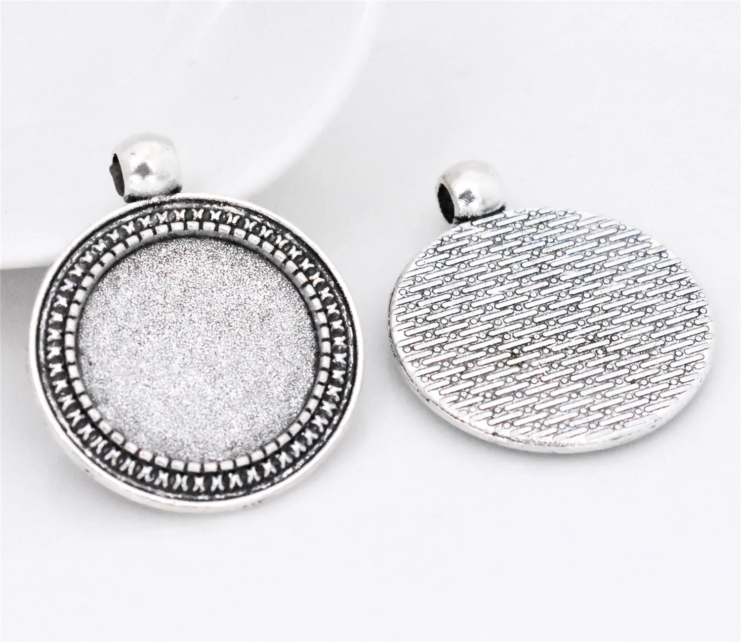 4pcs 20mm Inner Size Antique Silver Plated Simple Style Cabochon Base Cameo Setting Charms Pendant-A3-42 4pcs 20mm Inner Size Antique Silver Plated Simple Style Cabochon Base Cameo Setting Charms Pendant-A3-42