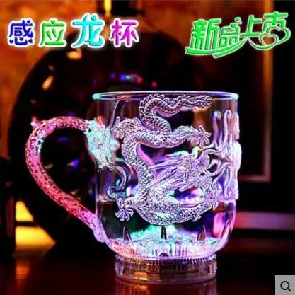 светящаяся кружка с драконом. светящаяся чашка. светящаяся кружка с драконом. кружка с подсветкой. светящаяся кружка при наливании жидкости.