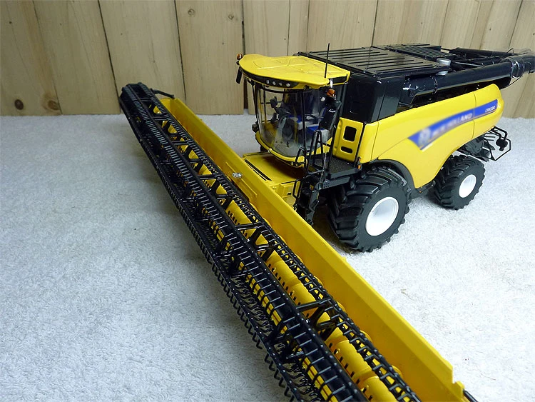 

Excellent 1:32 UH CR1090 Model Agricultural Vehicle of Large Tracked Combine Harvester Alloy Collection Model