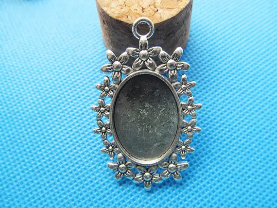 

30pcs Antique Silver/Antique bronze Oval Heavy Flower Border Base Setting Tray Bezel Pendant Charm,Fit 18mmx25mm Cabochon/Cameo