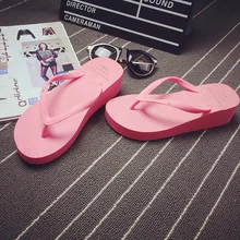 Для женщин мужские летние шлепанцы; Мода года с тяжелой подошвой; пляжные шлепанцы на платформе; высокие дамские шлепанцы на высокой подошве Босоножки на танкетке