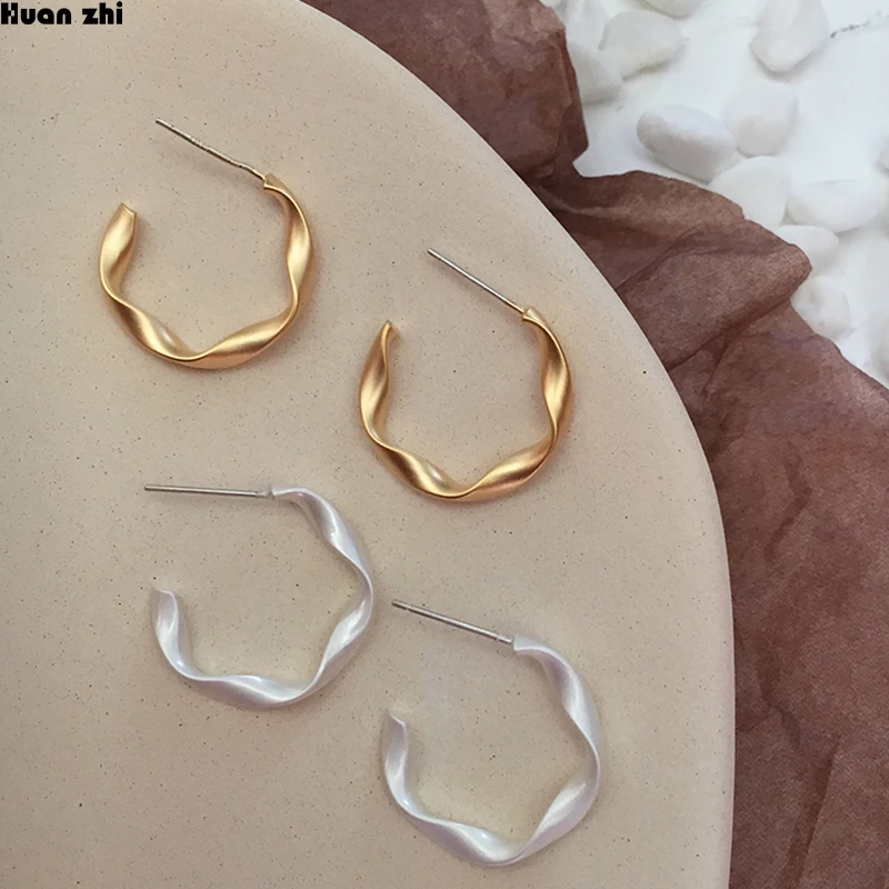 HUANZHI минималистичные серьги из стерлингового серебра S925 пробы, матовый металл, золото, серебристый неправильной формы, волнистые изогнутые геометрические круглые маленькие серьги-гвоздики