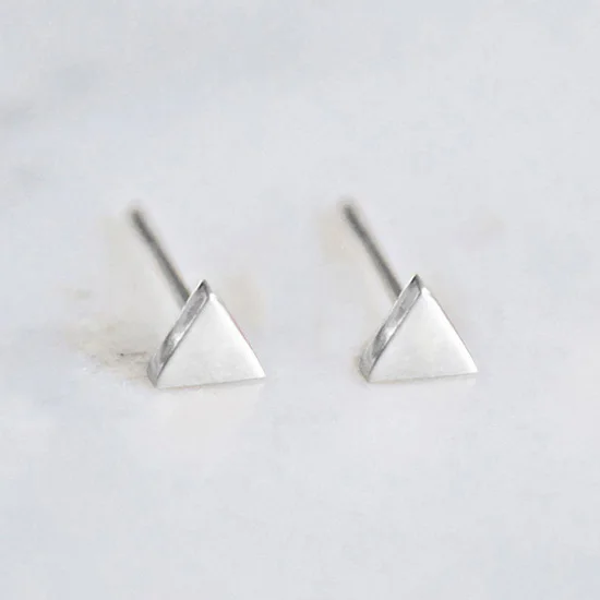 EManco торговля маленькие треугольные серьги из нержавеющей стали для женщин в деловом стиле Минималистичная серьга геометрической формы шпильки ювелирные изделия - Окраска металла: YE14812