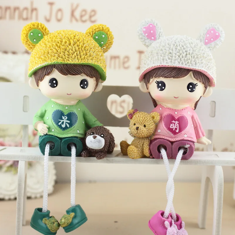 

Lovely Couple Dolls Cartoon Boy Girl Hanging Feet Dolls Figurine Home Office Decoration Wedding Gifts Birthday Gift Resin Crafts