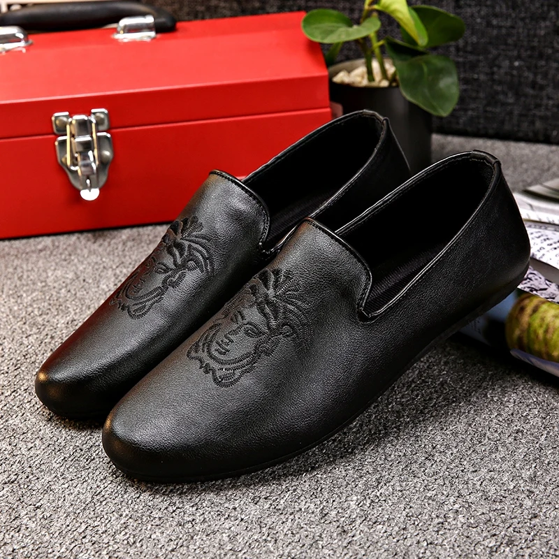 Британский стиль; модная черная красивая обувь с вышивкой; мужские лоферы; обувь для вождения без застежки